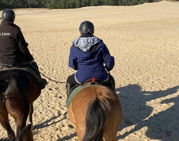 Jan leert zijn nieuwe liefde Gea paardrijden