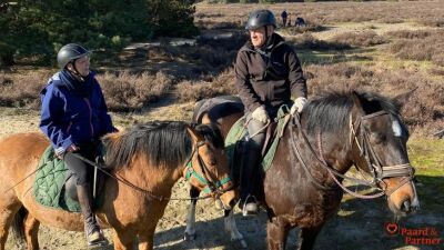 Jan leert zijn nieuwe liefde Gea paardrijden