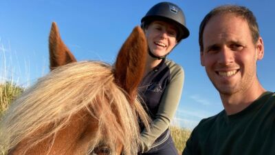 Melanie en Roy, verliefd,  verloofd en getrouwd